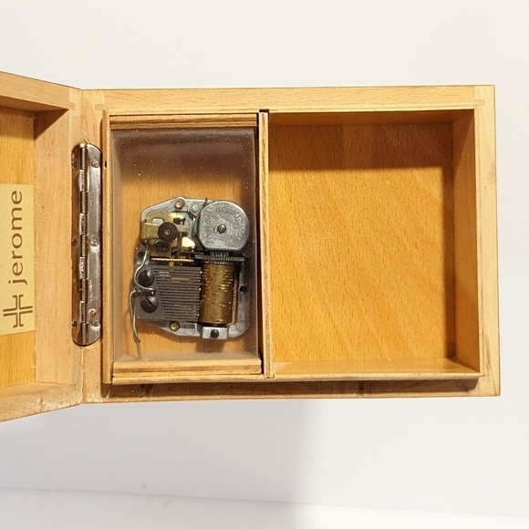 vintage Hummel jewelry music box - Picture 11 of 16